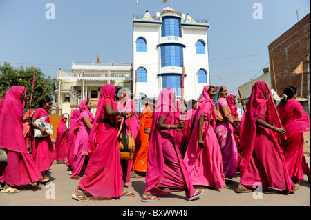 Inde ville Banda , rassemblement du mouvement des femmes Gulabi gang avec son chef Sampat Pal Devi, les femmes en sari rose lutte contre la violence contre les femmes Banque D'Images