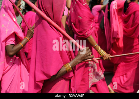 Inde ville Banda , rassemblement du mouvement des femmes Gulabi gang avec son chef Sampat Pal Devi, les femmes en sari rose lutte contre la violence contre les femmes Banque D'Images