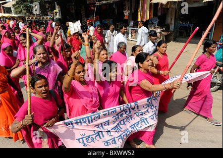 Inde ville Banda , rassemblement du mouvement des femmes Gulabi gang avec son chef Sampat Pal Devi, les femmes en sari rose lutte contre la violence contre les femmes Banque D'Images
