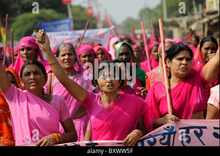 Inde ville Banda , rassemblement du mouvement des femmes Gulabi gang avec son chef Sampat Pal Devi, les femmes en sari rose lutte contre la violence contre les femmes Banque D'Images