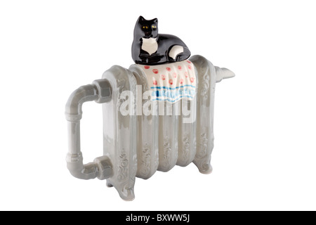 La nouveauté d'ornement théière en forme d'un radiateur en fonte à l'ancienne avec un chat pour un couvercle Banque D'Images