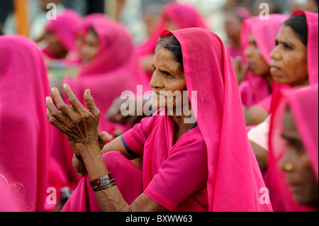 Inde ville Banda , rassemblement du mouvement des femmes Gulabi gang avec son chef Sampat Pal Devi, les femmes en sari rose lutte contre la violence contre les femmes Banque D'Images