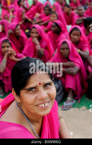 Inde ville Banda , rassemblement du mouvement des femmes Gulabi gang de Sampat Pal Devi, en face , les femmes en sari rose lutte contre la violence à l'égard des femme Banque D'Images