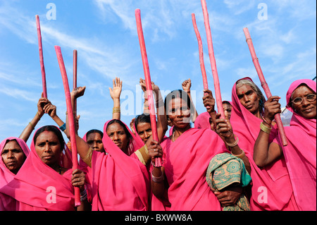 Inde ville Banda , rassemblement du mouvement des femmes Gulabi gang avec son chef Sampat Pal Devi, les femmes en sari rose lutte contre la violence contre les femmes Banque D'Images