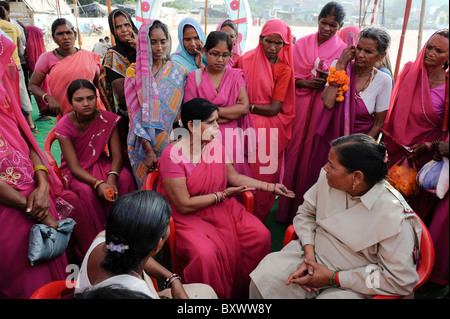 Inde ville Banda , rassemblement du mouvement des femmes Gulabi gang avec son chef Sampat Pal Devi, les femmes en sari rose lutte contre la violence contre les femmes Banque D'Images