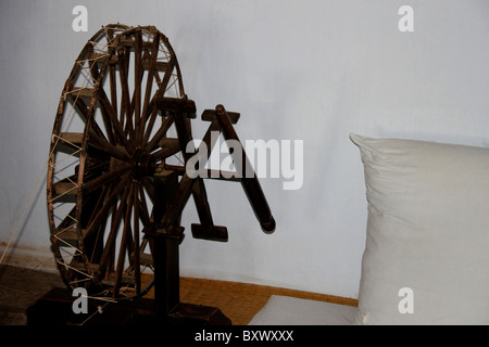 La roue tournante ( Rouet) dans l'Ashram Sabarmati dans Ahmadabad, Gujarat, Inde Banque D'Images