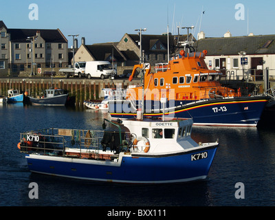 Un petit bateau de pêche passe le canot de Kirkwall, dans les Orcades, en Écosse Banque D'Images