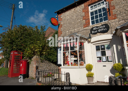 Le petit village Bureau de poste à Watchfield, Oxfordshire en Angleterre. Le bâtiment est en pierre avec des chaînages de brique rouge. C'est ensoleillé. Banque D'Images