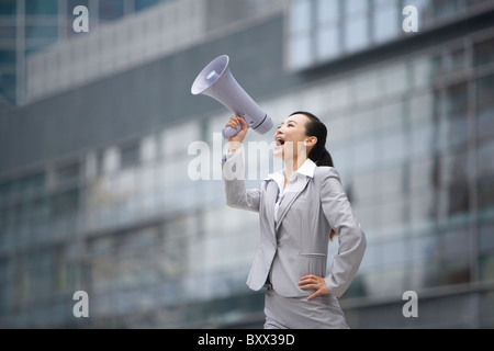 Businesswoman yelling Banque D'Images