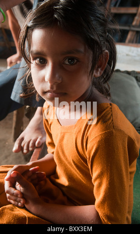 Portrait d'une jeune indienne dans un camp de sans-abri à Katmandou, Népal Banque D'Images