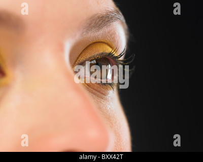 Des femmes de race blanche de l'oeil gauche maquillage des yeux jaune faible profondeur de champ Banque D'Images