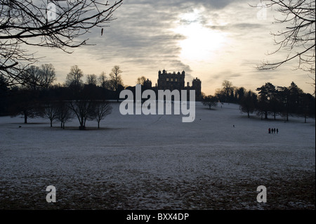 Les gens de la luge sur la colline de Wollaton Hall à Nottingham Wollaton ci-dessous Banque D'Images