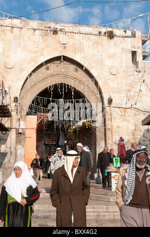 Les Palestiniens entrant dans la vieille ville par la Porte de Damas. Jérusalem Banque D'Images