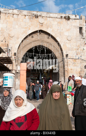 Les Palestiniens entrant dans la vieille ville par la Porte de Damas. Jérusalem Banque D'Images