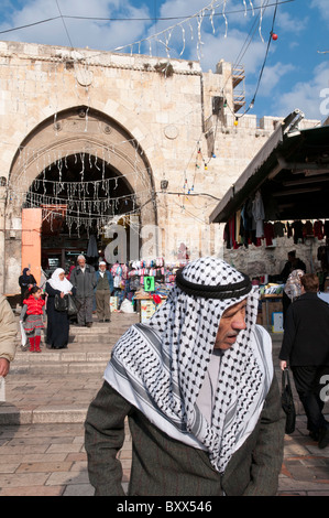 Les Palestiniens entrant dans la vieille ville par la Porte de Damas. Jérusalem Banque D'Images