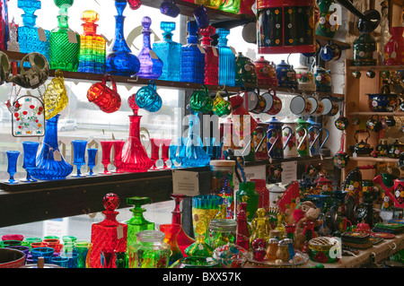 Verres de couleur et des marchandises en vente dans une boutique de cadeaux Banque D'Images