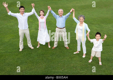 L'ensemble de la famille jouant dans le parc Banque D'Images