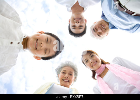 Une photo de toute la famille à partir d'un angle faible Banque D'Images