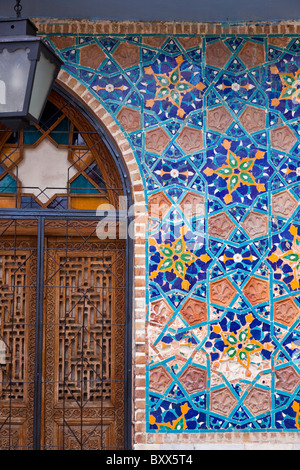 À l'entrée de mosaïques ou soufre Soufre Orbeliani ressemblant à une mosquée perse à Tbilissi en Géorgie. JMH4019 Banque D'Images