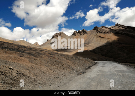 Une section de la route reliant Manali et Leh en Inde, souvent surnommée la "Route de l'Himalaya'. Banque D'Images