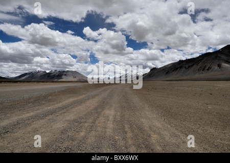 Une section de la route reliant Manali et Leh en Inde, souvent surnommée la "Route de l'Himalaya'. Banque D'Images