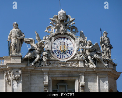 La BASILIQUE ST PIERRE DU VATICAN SCULPTURES ROME ROME ITALIE VATICAN ROME ITALIE 16 Septembre 2010 Banque D'Images