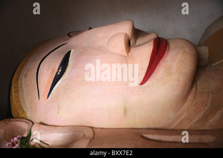 Grande statue de Bouddha couché à l'intérieur de Manuha Paya, à Bagan, Myanmar ou Birmanie en Asie. Banque D'Images