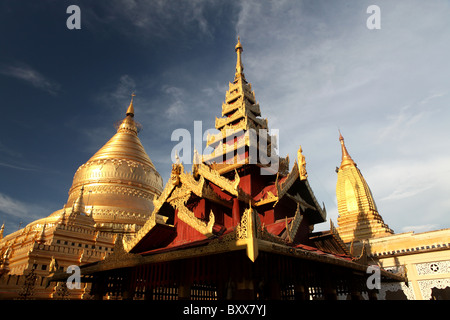 La Pagode Shwezigon Paya Shwezigon ou un temple bouddhiste près de Nyaung-U près de Bagan en Birmanie ou Myanmar en Asie du sud-est. Banque D'Images
