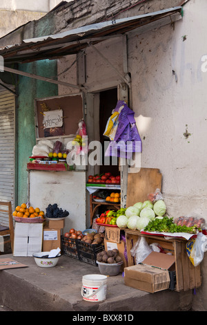 Street market stall vente de fruits et légumes à Tbilissi en Géorgie. JMH4048 Banque D'Images