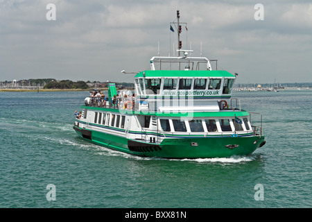 Contre-Portsmouth-Gosport harbor ferry Spirit of Gosport arrivant à Portsmouth en Angleterre Banque D'Images