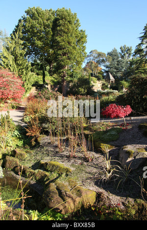 Ness Botanic Gardens, en Angleterre. Vue automnale de Ness Botanic Gardens jardin de rocaille. Banque D'Images