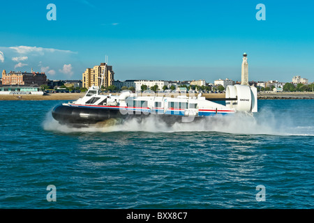 Aéroglisseur Hovertravel Solent Express off Portsmouth, en route de Southsea à Ryde sur l'île de Wight Banque D'Images