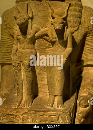 Statue du Roi Angeriautef tombe auteur écrivain égyptien Égypte greffier avec Anoebis 1250 Hathor en C.-B. Banque D'Images