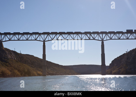 Haut de Pecos, un pont en treillis métallique, style porte la Southern Pacific Railroad au Pecos River gorge dans le sud-ouest du Texas. Banque D'Images