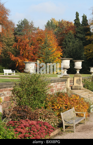 Succession de Tatton Park, Angleterre. Vue d'automne du jardin Italien conçu Joseph Paxton à Tatton Park. Banque D'Images