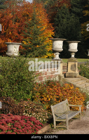 Succession de Tatton Park, Angleterre. Vue d'automne du jardin Italien conçu Joseph Paxton à Tatton Park. Banque D'Images