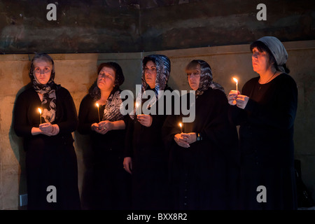 Les amateurs de femmes vêtues de noir et tenant une bougie à la Dormition de la Cathédrale Sioni Tbilissi en Géorgie. JMH4060 Banque D'Images