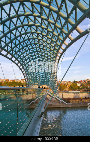 Pont de la paix traversant la rivière Mtkvari Tbilisi Géorgie conçu par l'architecte italien Michelle de Lucchi. JMH4068 Banque D'Images