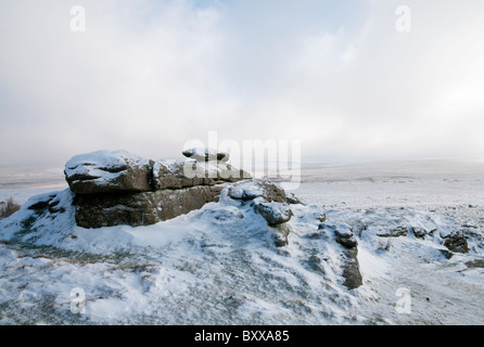 Les affleurements de granite près de Great Mis Tor dans la neige, Dartmoor, Devon UK Banque D'Images