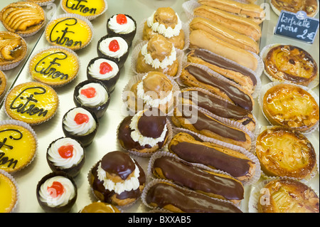 Le Français tartelettes ou fantaisies en vente en boutique Patisserie Banque D'Images