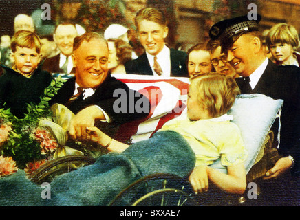 Le président Franklin D. Roosevelt rencontre un collègue qui souffre de paralysie sur 1933 Banque D'Images