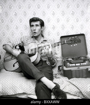 JIM DALE Anglais chanteuse pop et, plus récemment, l'acteur et artiste de voix ici à propos de 1957 tout en apparaissant sur Six-Five Special sur BBC TV Banque D'Images