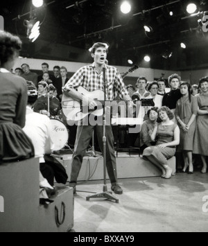 JIM DALE Anglais chanteuse pop et, plus récemment, l'acteur et artiste de voix ici à propos de 1957 tout en apparaissant sur Six-Five Special sur BBC TV Banque D'Images