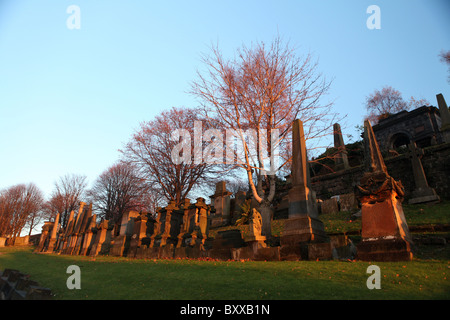 Vue de la nécropole, un cimetière victorien historique au coucher du soleil, à Glasgow, en Écosse. Banque D'Images