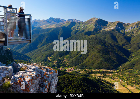 Vue sud depuis le sommet du téléphérique sur la montagne au Fuente De dans le Parc National de Picos de Europa, au nord de l'Espagne Banque D'Images