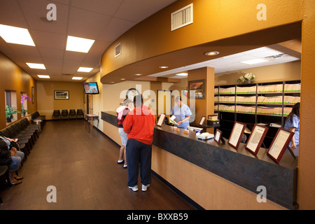 Les patients à l'hôtel pour les rendez-vous à la réception d'une clinique dentaire à Austin, Texas, États-Unis Banque D'Images