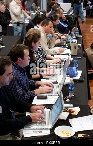 Les journalistes sur couverture de presse d'un débat télévisé entre les candidats pour le poste de gouverneur du Texas à l'University of North Texas Banque D'Images