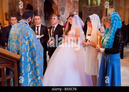 Mariage groupe et prêtre à Georgian service de mariage dans la Cathédrale Sveti Tskhoveli Mtskheta (Géorgie). JMH4134 Banque D'Images