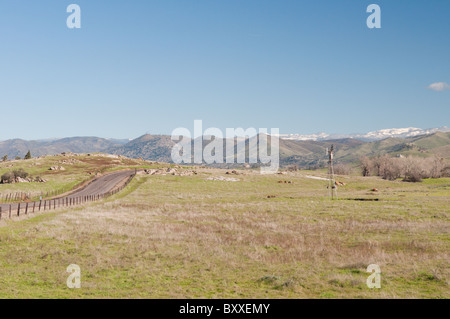 Une autoroute à deux voies dans la Sierra Foothills, comté de Fresno, Californie, passe par des ranchs et des fermes Banque D'Images