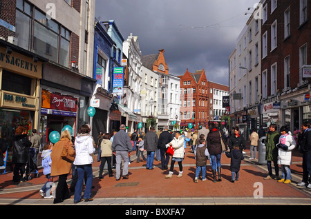 Grafton Street à Dublin, le jour de la Saint-Patrick Banque D'Images